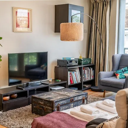 Bright & Spacious Battersea Flat